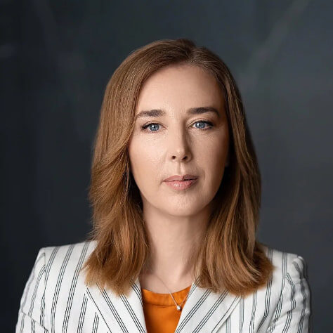 Мене звати Тетяна Волинько. Я – бізнес-психолог з багаторічним досвідом: професійний сертифікований експерт з оцінки компетенцій (асесор), HR-консультант, Executive- та Life-коуч за стандартами ICF (рівень PCC). Член Міжнародної Федерації Коучингу ICF. Співпрацюю з міжнародними лідерами ринку, динамічними компаніями, стартапами і людьми, що націлені на розвиток і результат. Маю глибоке розуміння бізнесу, корпоративної культури та викликів зростання – більше 6 років працювала у корпораціях Gillette LLC та JTI, зокрема на керівній позиції. До того ж маю бізнес-освіту MBA (IBR Institute of International Business Relations). Окрему цінність додає мій 20-річний досвід у томалогії — напрямку практичної психології, яка допомагає розуміти мотивацію, моделі поведінки людини та розвивати усвідомленість. Таким чином, я поєдную знання бізнесу і психології, щоб допомагати компаніям і лідерам не лише розвивати навички, а й створювати умови для справжніх внутрішніх змін, розвитку впевненості й зростання ефективності. Що ви отримуєте у партнерстві зі мною? Можливість делегувати завдання і виклики, пов’язані з розвитком лідерства, ефективності та командної взаємодії. Я підходжу до кожного запиту індивідуально, щоб ви отримували саме той результат, який потрібен вашому бізнесу. Ви зосереджуєтесь на стратегії та масштабуванні, а я — на розвитку, підтримці й залученні ваших ключових людей.